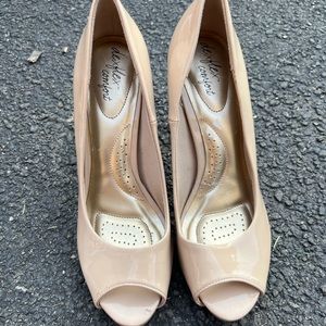 Peep toe nude pumps